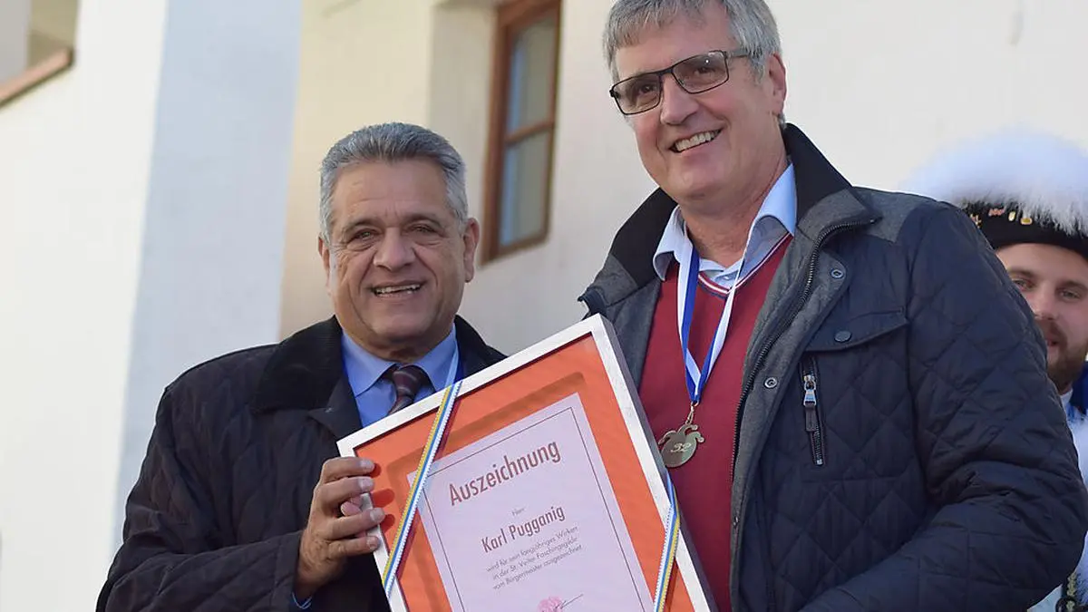 Mock überreichte Pugganig die Auszeichnung