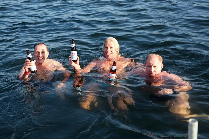 Neujahrsschwimmen 2020 in Velden am Wörthersee vor dem Schloss Velden bei strahlendem Winterwetter