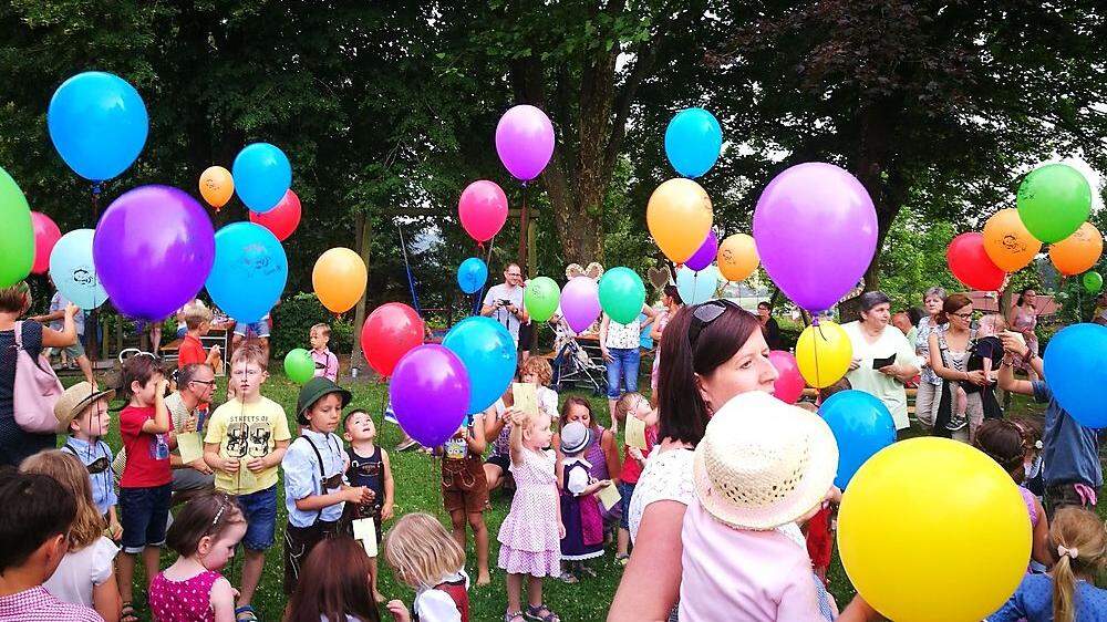 Bei dem Fest ließen die Kinder die Ballons steigen