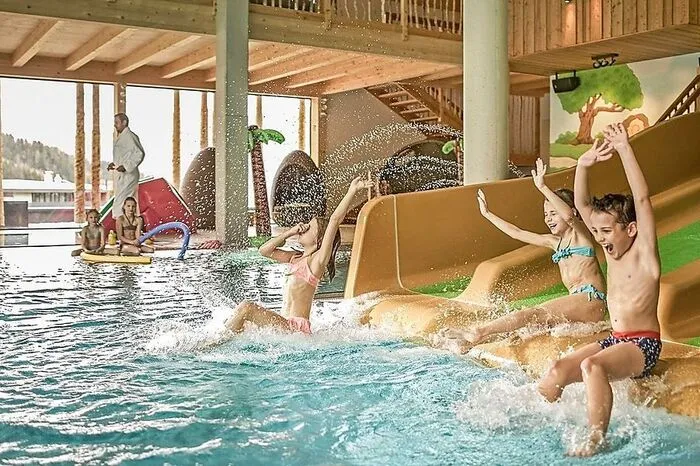 Das hauseigene Schwimmbad ist ein Paradies für Kinder, Karla rutscht immer und immer wieder, Klemens geht zum ersten Mal schwimmen – und lächelt.
