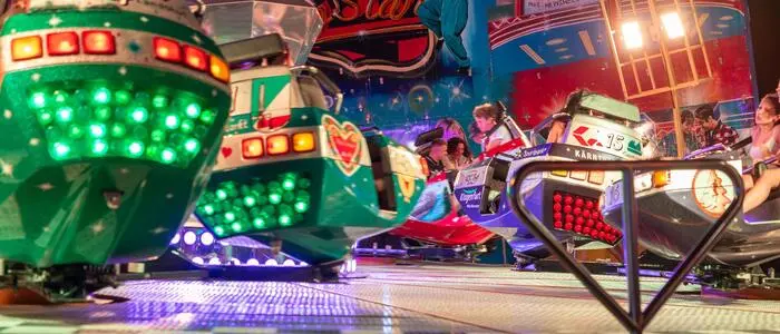 Ein buntes Fahrgeschäft auf einem Volksfest: