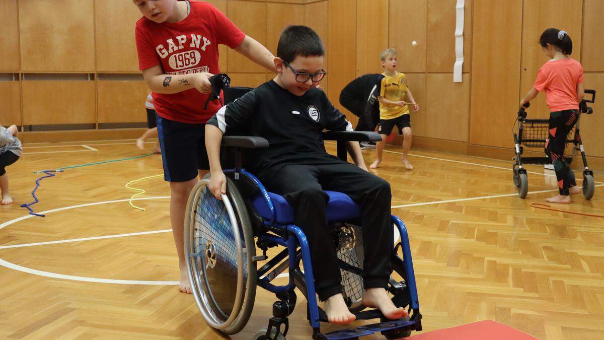 Mit Rollstuhl und Rollator wurden Hindernisse und Stolpersteine überwunden