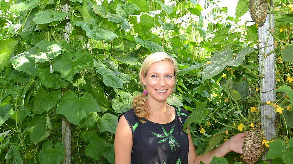 Doris Lengauer, Leiterin der Versuchsstation, mit einer exotischen Gurkensorte, die im Glashaus erprobt wird