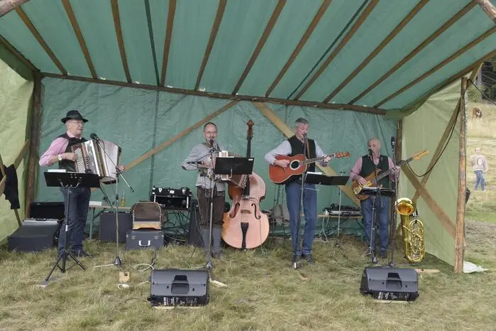 Bei herbstlicher Atmosphäre ließen die Besucherinnen und Besucher den Veranstaltungstag in Mönichwald ausklingen.