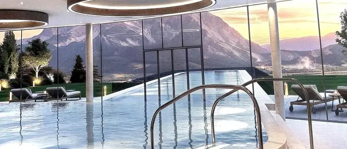 Geöffnet ab 19. März 2027: der Infinitypool mit Blick auf den Grimming (Visualisierung)