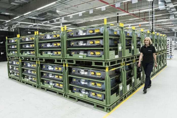 Die Erweiterung des Werks sei "die Initialzündung für den Aufbau der ersten Premium-eBattery-Factory", erklärte Markus Schäfer, Bereichsvorstandsmitglied bei Mercedes-Benz Cars bei der Grundsteinlegung. Die lokale Produktion von Batterien sei ein "wichtiger Erfolgsfaktor", um die weltweite Nachfrage nach Elektroautos zu bedienen.