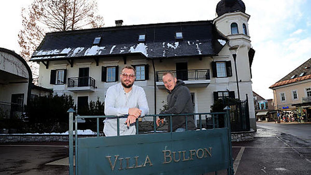 Hofmayer und Böker vor der Villa Bulfon