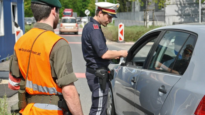 Gemeinsame Kontrolle an den internationalen Grenzübergängen.
