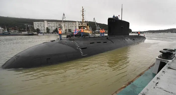 Russland, U-Boot Crew bekommt Auszeichnung in Wladivostok Russia Submarine Decommissioning 8505955 30.08.2023 The Krasnokamensk submarine goes through decommissioning at the pier in Ulysses Bay in Vladivostok, Russia. During the 30 years of its service in the Pacific Fleet, the submarine performed 13 combat services, and the crew of the submarine was awarded the prizes of the Commander-in-Chief of the Navy 10 times. Vitaliy Ankov / Sputnik Vladivostok Russia PUBLICATIONxINxGERxSUIxAUTxESTxLTUxLATxNORxSWExDENxNEDxPOLxUKxONLY Copyright: xVitaliyxAnkovx