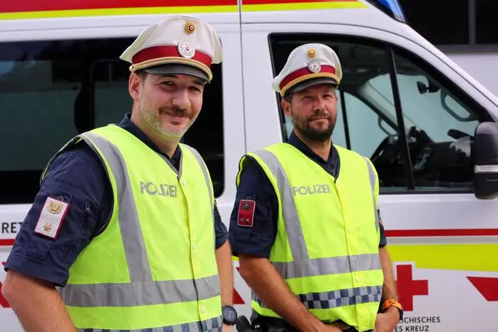 Während die Feuerwehr das Fahrzeug mit der Bergeschere zerlegte, übernahmen Rettung und Notarzt die Versorgung der Verletzten. 
