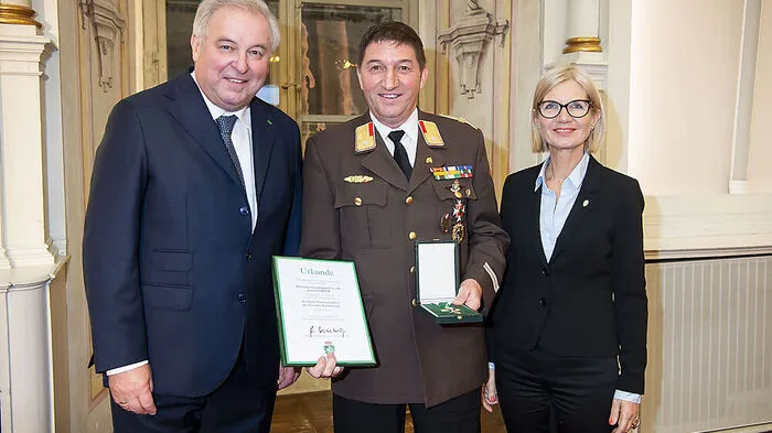  Hermann Schützenhöfer überreichte mit Landtagspräsidentin Gabriele Kolar an Josef Semler das Goldene Ehrenzeichen