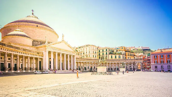 Piazza del Plebiscito. "Neapel sehen ... und sterben!" Wer das unbedingt will, stelle sich einfach auf die Piazza del Plebiscito, mit einer Tafel um den Hals, auf der „Camorra è morta!“ steht oder so. Und er wird schnell merken, wie sich heißblütige Neapolitaner im Halsumdrehen zu kaltblütigen verwandeln. Woher das Sprichwort stammt, das auch Goethe in seiner Bewunderung über die wunderschöne Stadt in Kampanien im Dichtermund führte, ist übrigens ungeklärt. 