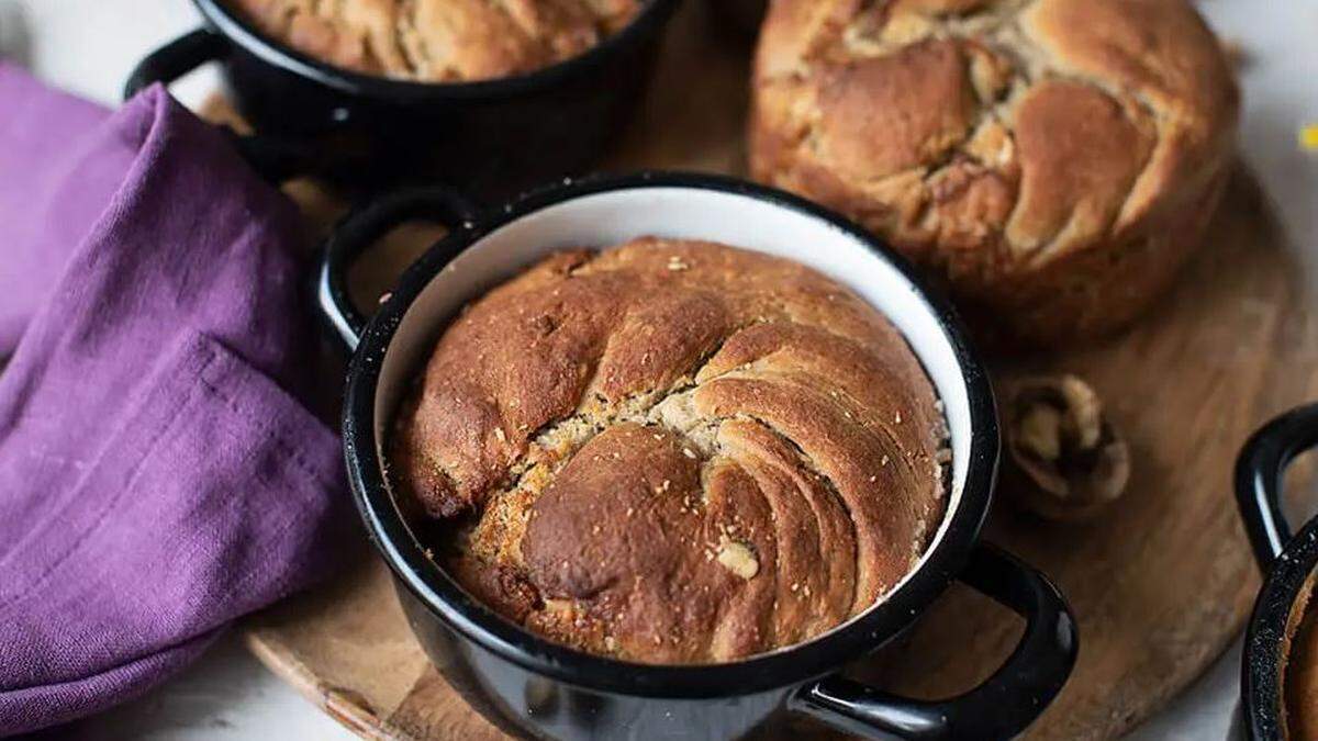 Ein weicher, saftiger Gugelhupf: der Kärntner Hadn-Reindling von CookingCatrin