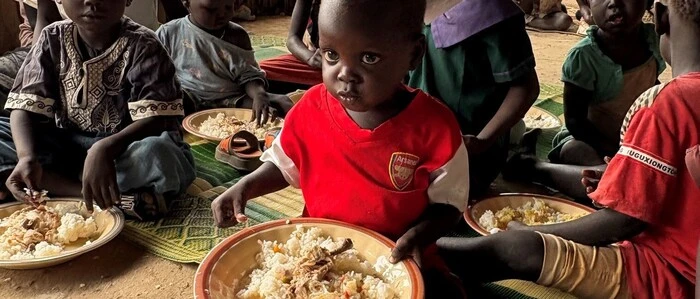 Babys und Kleinkinder bekommen in einem Babyfeeding-Zentrum nahe der Hauptstadt Juba nahrhafte Mahlzeiten