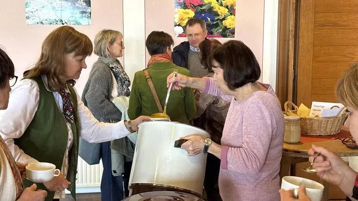 Veranstaltet wurde das traditionelle Fastensuppen-Essen von den engagierten Damen der Katholischen Frauenbewegung der Pfarre. „Der so gesammelte Spendenbetrag kommt der Außenrenovierung unserer Pfarrkirche zugute“, berichtete Irmgard Hasenburger. 