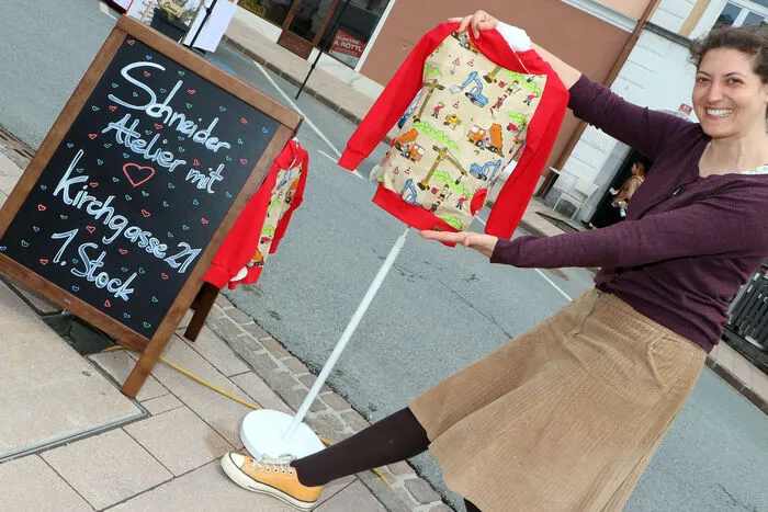 Gudrun Kalkin vom Schneider-Atelier in der Kirchgasse 21 in Feldkirchen ist zum dritten Mal mit einem Verkaufsstand am Krämermarkt vertreten.