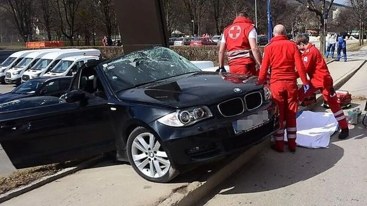 Rettungseinsatz vor Autohaus  