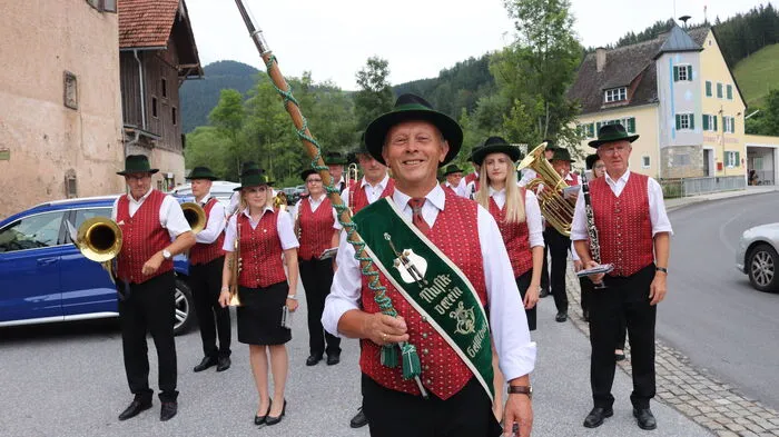 Im Rahmen des Pfarr- und Dorffestes in der „Halle für Alle“ in Geistthal wurde eine Motorradsegnung durchgeführt. Etwa zwei Dutzend Biker trafen sich beim Freizeitclub im Ortsteil Södingberg und fuhren gemeinsam Richtung Geistthal und versammelten sich am Vorplatz der „Halle für Alle“.