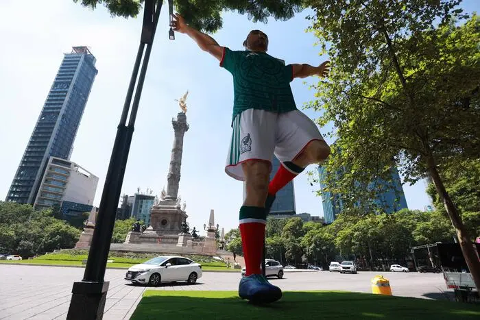Eine von einheimischen Künstlern geschaffene Fußballer-Skulptur auf dem Paseo de la Reforma in Mexiko-Stadt. Nach 1970 und 1986 findet die Fußball-WM heuer zum dritten Mal in Mexiko statt
