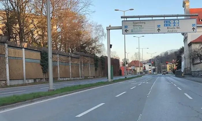 Stadtausfahrt Richtung Graz Andritz: Sonst reger Betrieb der Sonntagsausflügler, heute fast komplett leer