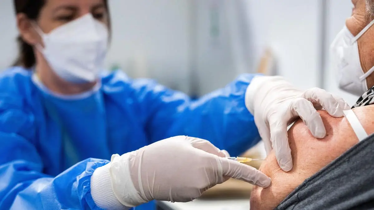 Ein Arzt im Bezirk nimmt an der Impfaktion teil