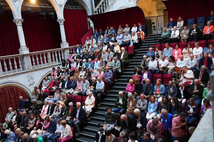 Die Zuschauer und Zuschauerinnen verfolgten im Schloss Porcia die Vorpremiere des Stückes „Glorious!“