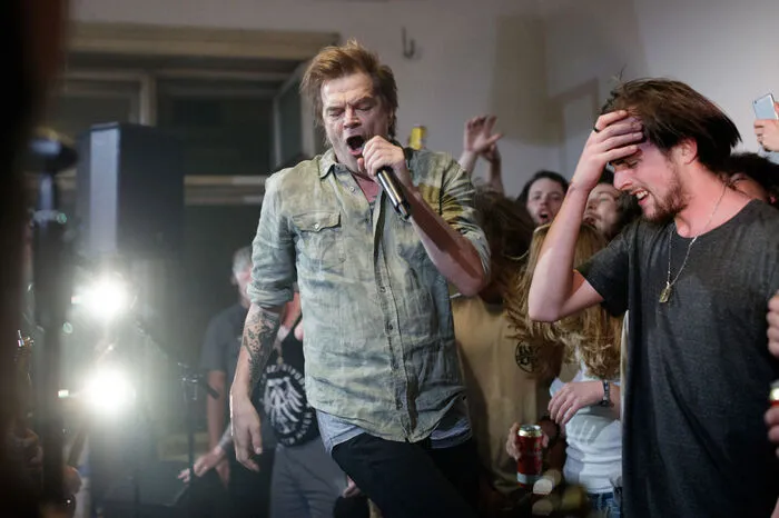 Zwischenzeitlich ließ sich Campino über die Köpfe tragen, intonierte Coverversionen ("Schrei nach Liebe" der Ärzte etwa) und hängte sich aus dem Fenster, um auch für die immer zahlreicher herbeieilenden Fans auf der Straße zu singen.