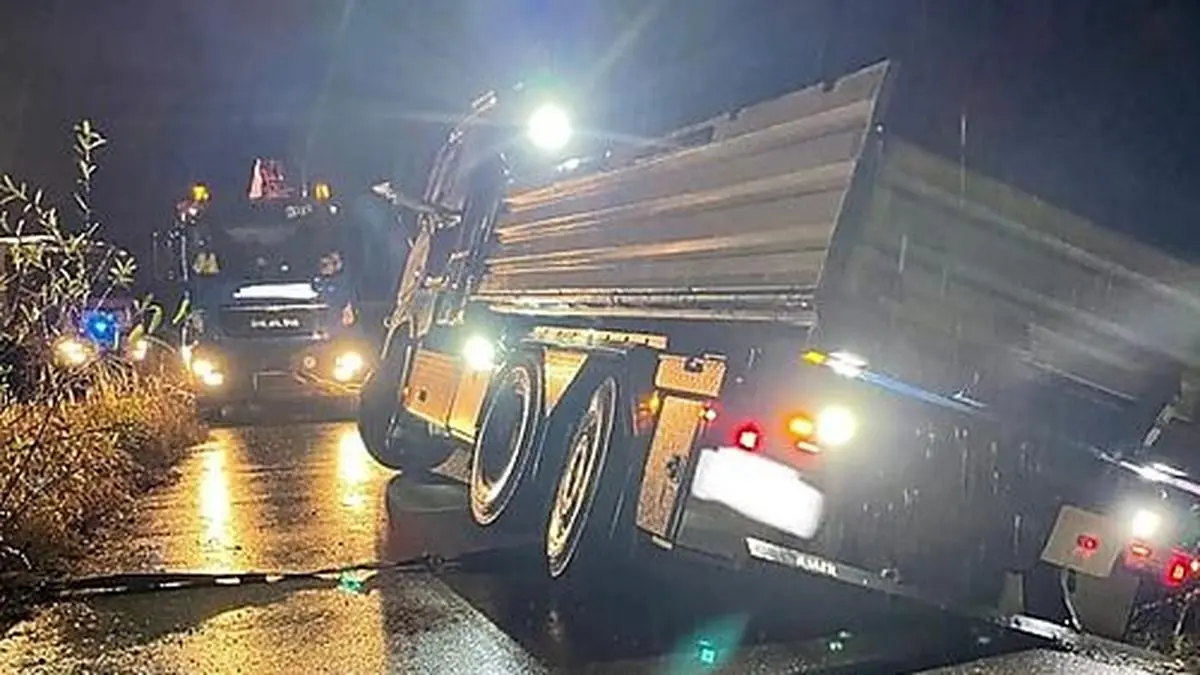Um 3 Uhr früh wurde die FF Peratschitzen zur Sicherung eines Lkws nach Wasserhofen alarmiert