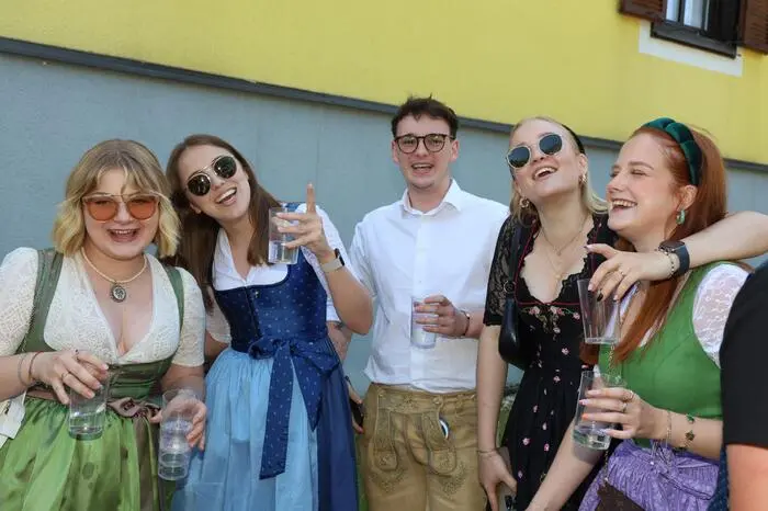 Für viele Besucherinnen und Besucher ist das Fest die passende Gelegenheit, Lederhose und Dirndlkleid zu tragen.