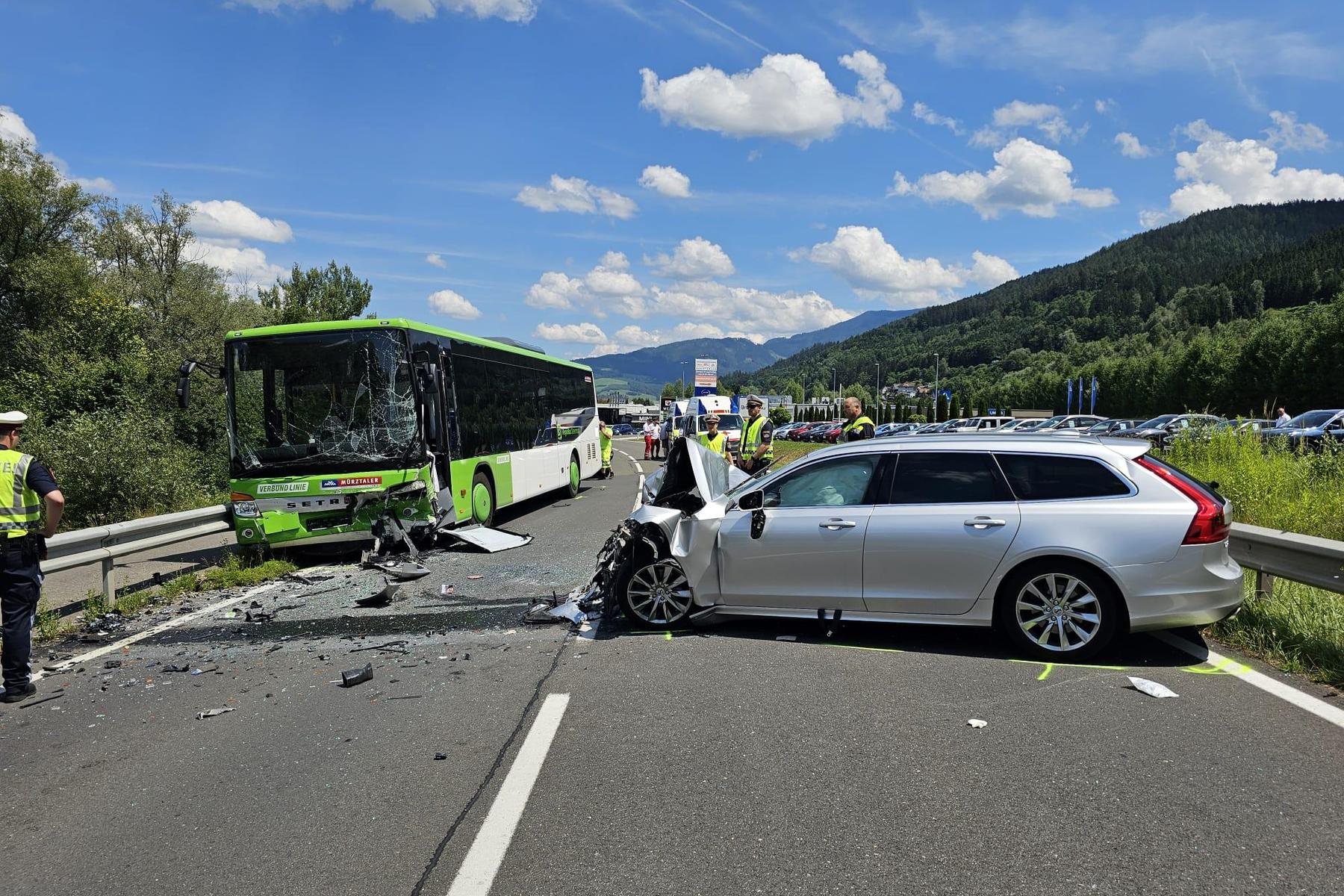Bruck/Oberaich: Pkw krachte frontal in Linienbus – mehrere Verletzte