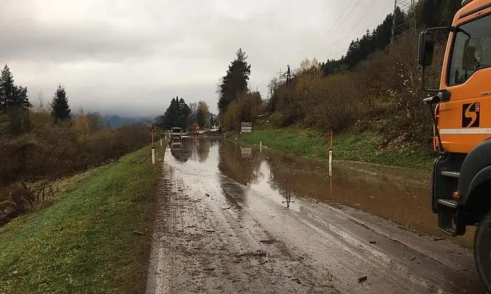 Die Mure, welche die Döbriacher Ortseinfahrt verlegt, wird seit den Morgenstunden beseitigt