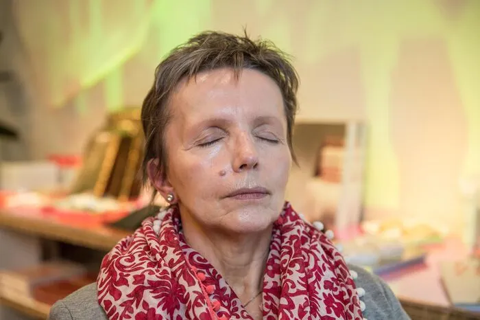 Dann erst wird das Gesicht modelliert. Und die Charakteristik des Gesichts herausgearbeitet.