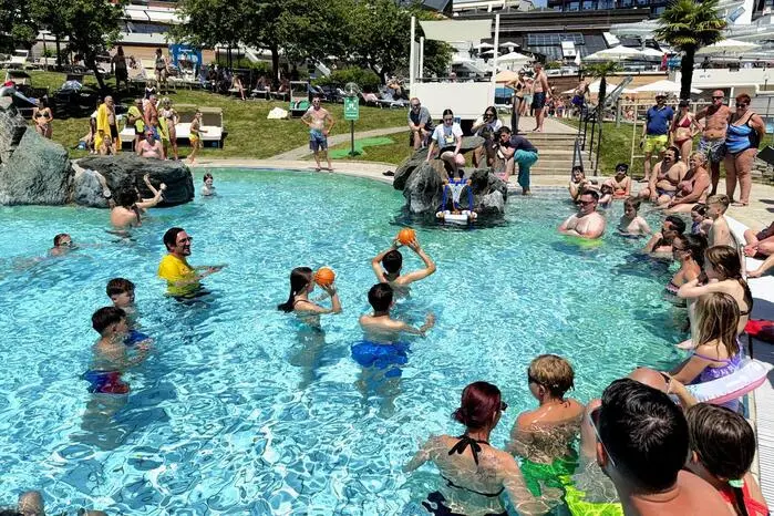 Letzten Samstag hieß es im Thermenresort Loipersdorf Mikrofon gegen Badelatschen, Rockstar gegen Region, Christian Stani gegen ganz Loipersdorf.