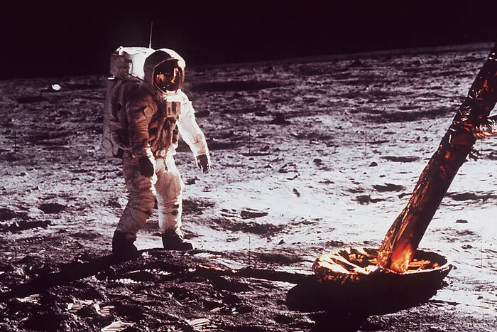 Aldrin vor einem Standbein des Landers