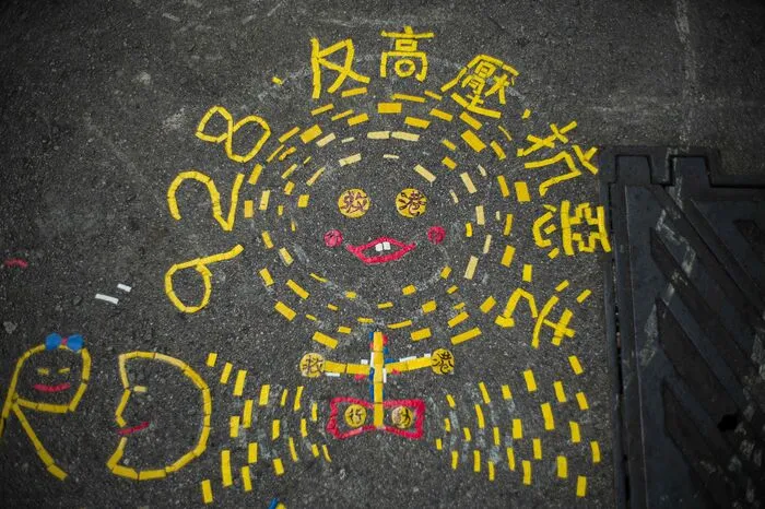 Unterdessen verschärften die chinesischen Behörden ihr Vorgehen gegen Unterstützer der Proteste: Menschenrechtsgruppen zufolge gab es in China mehrere Festnahmen. Nach einer Woche friedlicher Proteste für Demokratie drohten die Studentendemonstrationen in Gewalt umzuschlagen...
