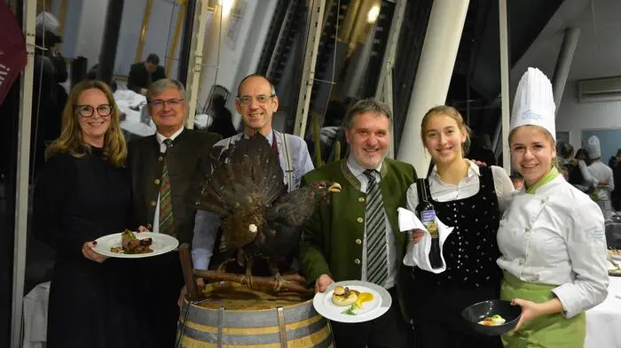 Pipp, Brunner, Trieb, Eberl und die Schülerinnen Johanna Presch und Laura Pleschberger (von links)