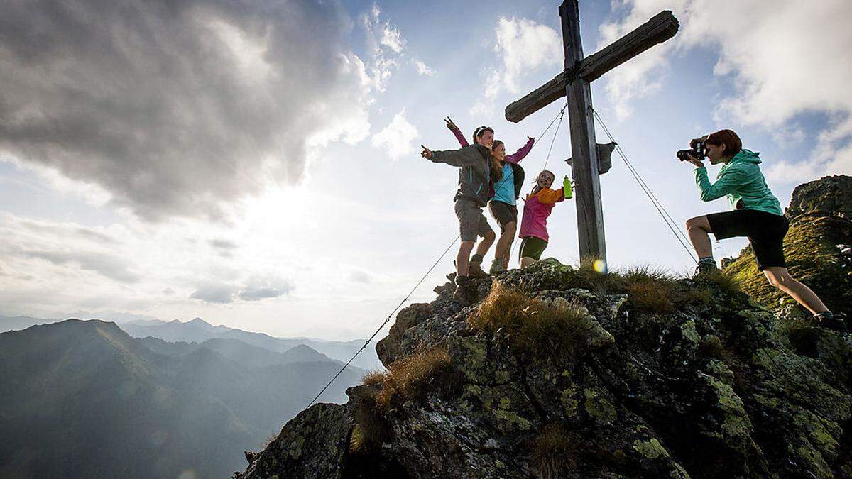 Tausende genießen bei schönem Wetter die Berge. Touren sollten immer gut vorbereitet und dem eigenen Können angepasst sein