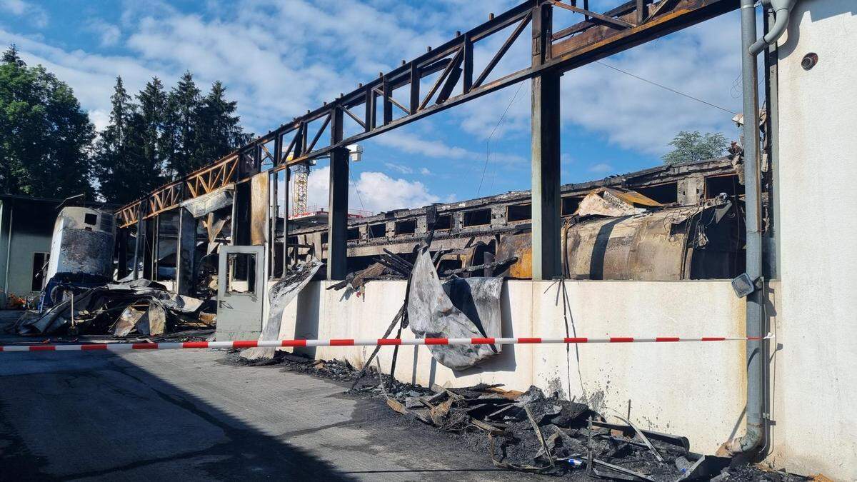 Die nach dem Brand völlig zerstörte Halle soll rasch abgerissen werden