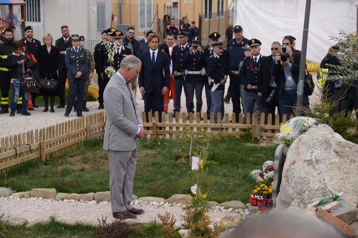 Der Bürgermeister von Amatrice verzichtete darauf, den Prinzen in die "zona rossa" zu begleiten: "Ich schaue in die Zukunft. Ich kehre in das historische Zentrum zurück, wenn es wieder aufgebaut ist", sagte Sergio Pirozzi.