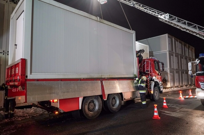 Feuerwehren aus der Steiermark und Niederösterreich brachten 80 beheizbare Schlafcontainer für 640 Personen nach Kroatien.