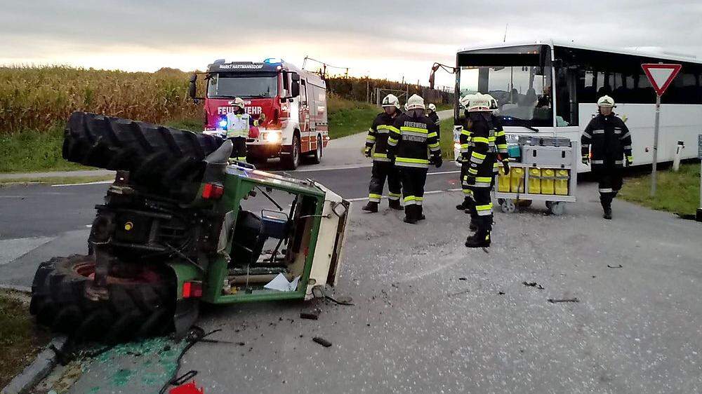 Die Feuerwehren Markt Hartmannsdorf und Pöllau bei Gleisdorf sicherten die Unfallstelle ab.
