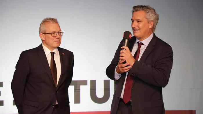 Die beiden Geschäftsführer Thomas Spann (links) und Chefredakteur Hubert Patterer (rechts) luden rund 100 Leserinnen und Leser zum Andruck in die Druckerei Messendorf ...