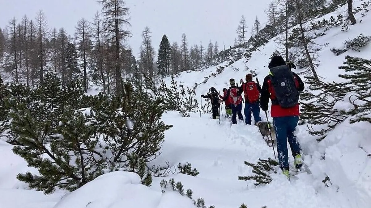 38 Bergretter und Alpinpolizisten suchten mit Feuerwehrunterstützung nach dem Vermissten