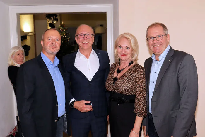 Unter den Premierengästen waren unter anderen Georg Ofner, Obmann des Kulturvereins Theater Absolut, die Unternehmer Albert und Riki Vogl, Voitsbergs Bürgermeister Bernd Osprian (von links) sowie Pfarrer Hans Fuchs und Mooskirchens Bürgermeister Engelbert Huber.