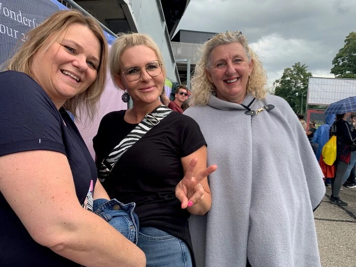 Für Williams in der Schlange stehen: Marion Auer und Petra Gamsjäger aus Oberösterreich sowie Brigitte Fröhlich aus Kärnten