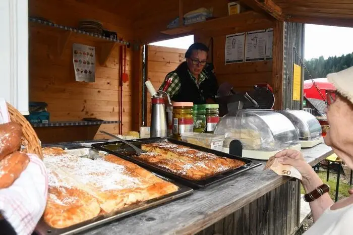 ....sowie Mehlspeisen, Leberkässemmeln und Strudelsuppe.
