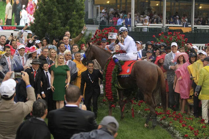 Für den 52-jährigen Jockey Smith war es der zweite Sieg nach 2005. "Ich kann nicht beschreiben, wie besonders dieses Pferd ist. Mein Vokabular hat dafür keine Worte", sagte der Jockey nach dem vierten Sieg mit Justify beim vierten Antreten.