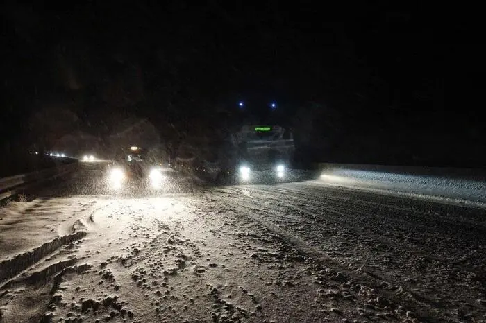 Da bereits viele Fahrzeuge auf Sommerreifen umgesteckt haben, ließen die ersten hängen gebliebenen Fahrzeuge auf der A2 im Wechselabschnitt nicht lange auf sich warten.