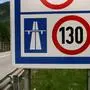 Bildnummer: 50545226  Datum: 10.08.2004  Copyright: imago/Müller-Stauffenberg
Auf der Autobahn Tempo 130 - Verkehrsschild, Objekte; 2004, Schilder, Schild, Verkehrsschilder, Verkehrszeichen, Schriftzug, Hinweisschild, Hinweisschilder, Hinweis, Hinweise, Radarüberwachung; , quer, Kbdig, Einzelbild, Österreich,  , Straße, Verkehr, / Geschwindigkeitsbegrenzung,; Aufnahmedatum geschätzt