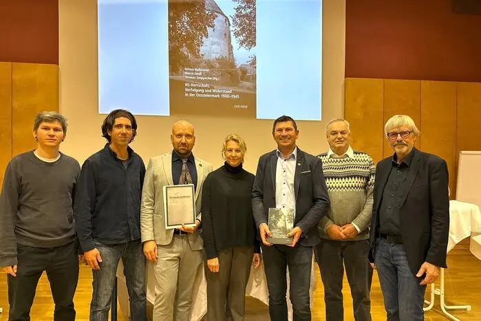 Das Autoren-Duo Marco Jandl und Thomas Stoppacher sowie die beiden Co-Autoren Otmar Brandweiner und Engelbert Kremshofer stellten das Gemeinschaftswerk „NS-Herrschaft, Verfolgung und Widerstand in der Oststeiermark 1938-1945“ interessierten BesucherInnen, darunter Finanzstadtrat Dieter Siegl, vor.